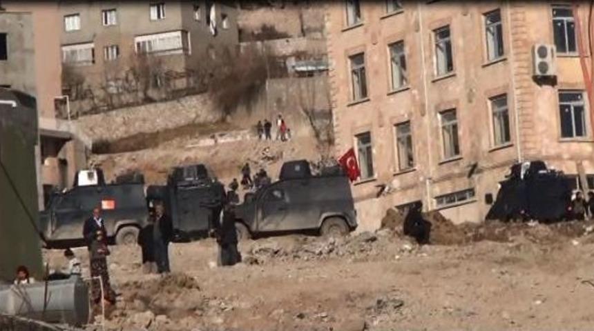Şırnak'ta Iş Makinası Ge&ccedil;erken Pkk Bombası Patladı: 5 Yaralı