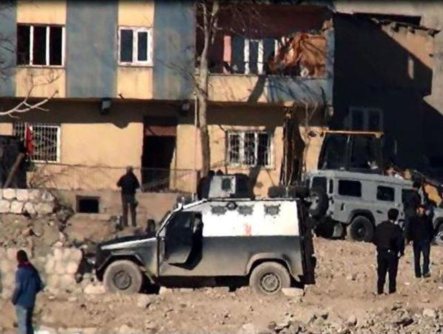 Şırnak ta Iş Makinası Ge&ccedil;erken Pkk Bombası Patladı: 5 Yaralı 3