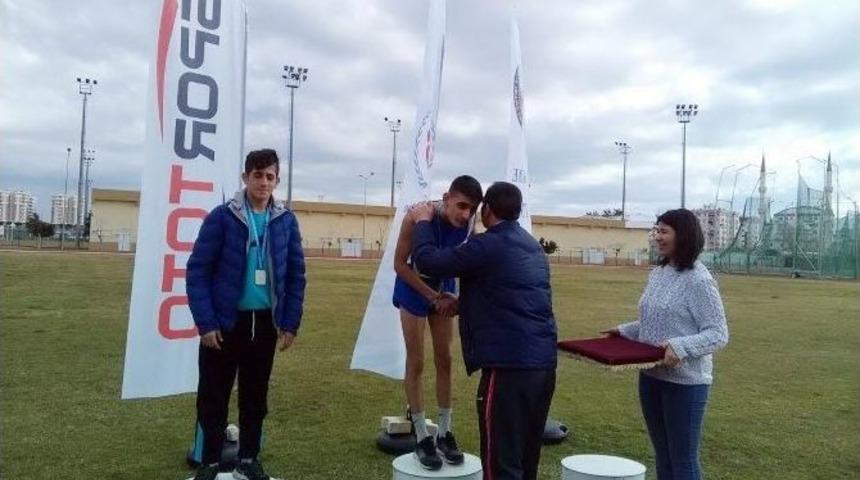 Adilcevazlı Umut Atletizmde T&uuml;rkiye Birincisi Oldu