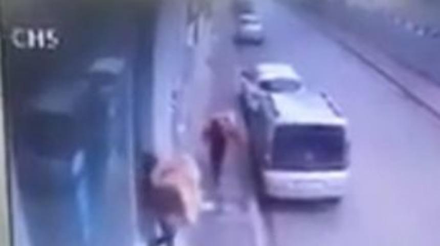 Hem &Ccedil;aldılar Hem De Kameraya Hareket Yaptılar