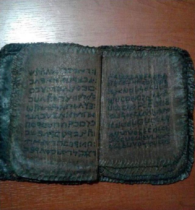 Bin 800 Yıllık Kitabı Satmaya Çalışırken Yakalandı