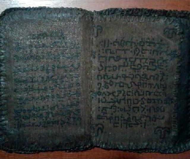 Bin 800 Yıllık Kitabı Satmaya Çalışırken Yakalandı
