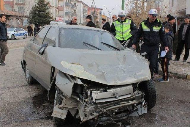 Elazığ&rsquo;da &Ouml;ğrenci Servisi İle Otomobil &Ccedil;arpıştı: 2 Yaralı 1