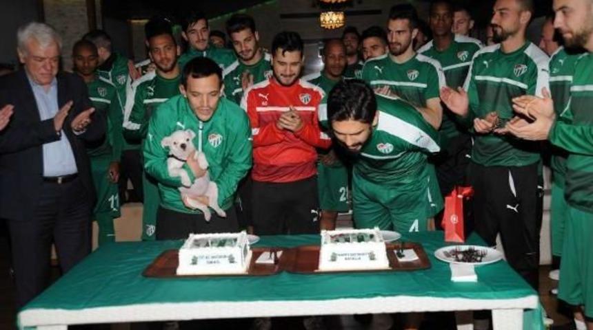 Bursaspor&rsquo;Da Antrenman &Ouml;ncesi Batalla Ve İsmail&rsquo;E Doğum G&uuml;n&uuml; S&uuml;rprizi