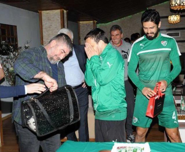 Bursaspor’Da Antrenman Öncesi Batalla Ve İsmail’E Doğum Günü Sürprizi