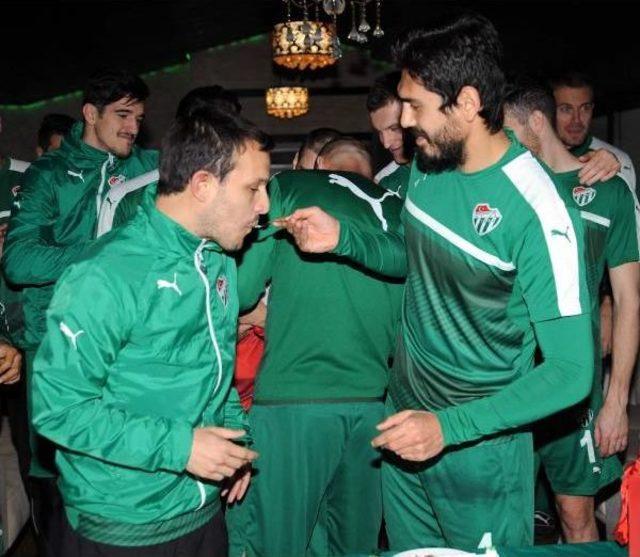 Bursaspor’Da Antrenman Öncesi Batalla Ve İsmail’E Doğum Günü Sürprizi