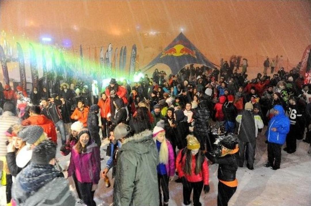 Kar Altında B&ouml;yle Eğlendiler