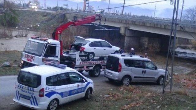 Çaydan Geçen Sürücünün Otomobili Sürüklendi