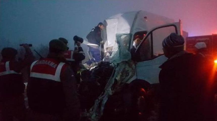 Buzlanan Yolda Ik Ayrı Kaza: 3 Yaralı