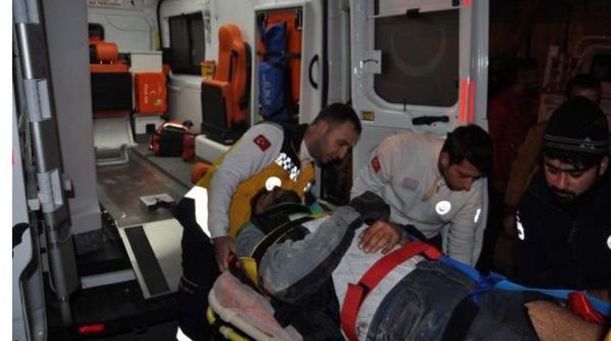 Kamyonetle &Ccedil;arpışan Kasksız Motosikletli Yaralandı