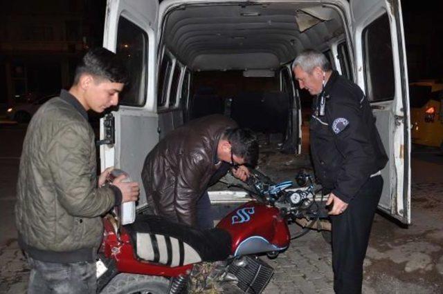 Kamyonetle Çarpışan Kasksız Motosikletli Yaralandı