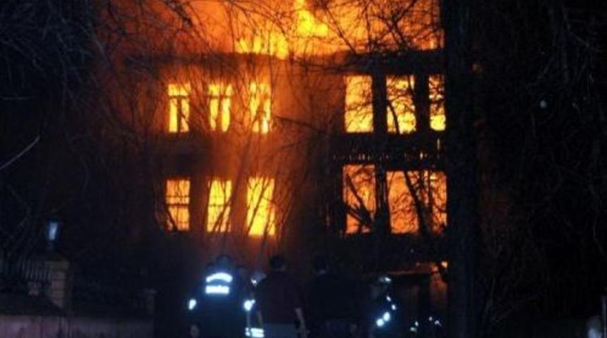 Bartın'da Tarihi 3 Katlı Bina Yandı