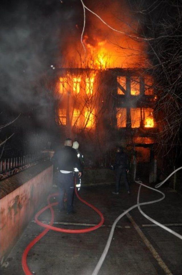 Bartın da Tarihi 3 Katlı Bina Yandı 1