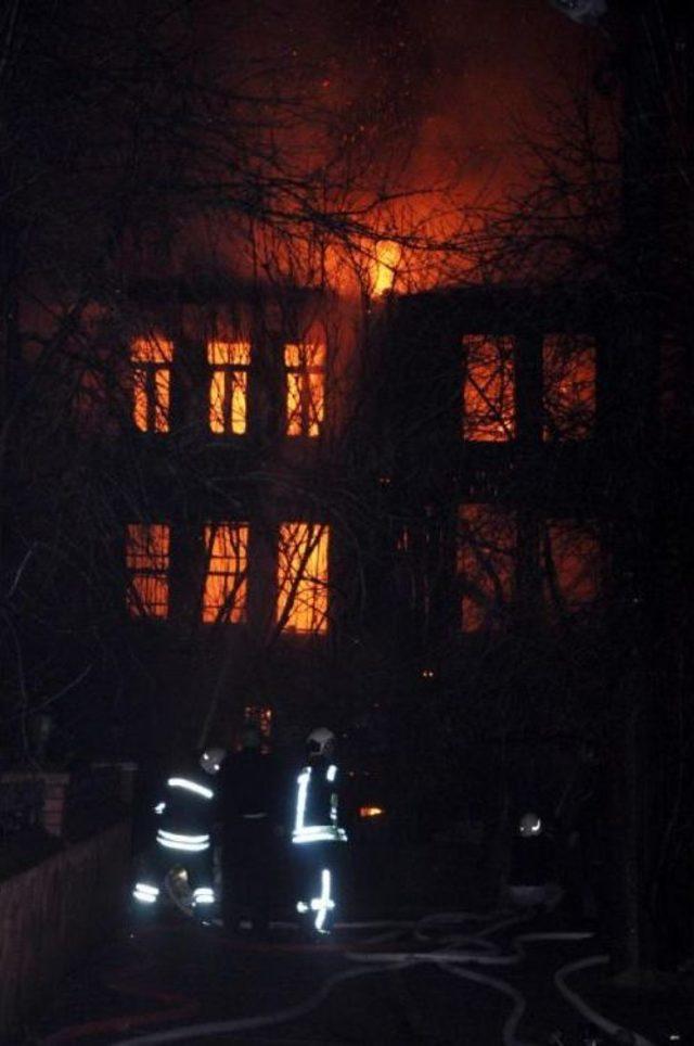 Bartın da Tarihi 3 Katlı Bina Yandı 3