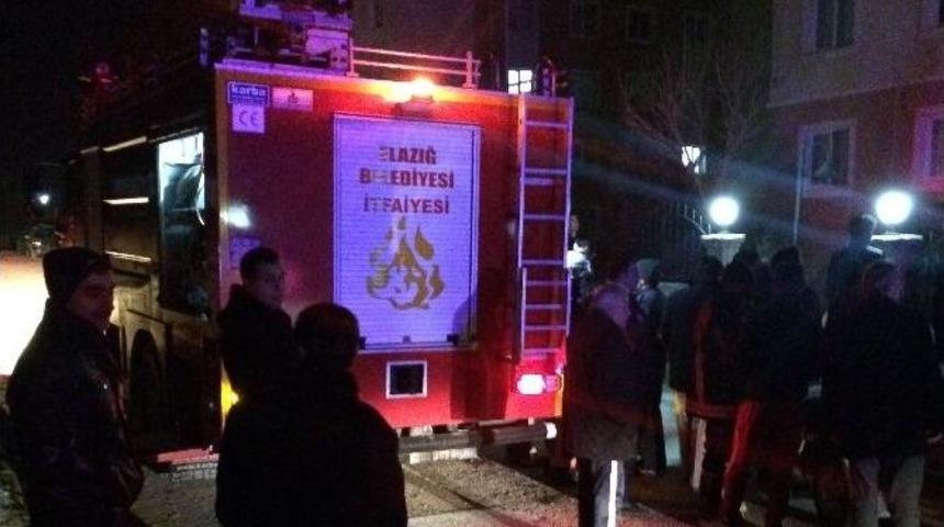 Elazığ&rsquo;da Ev Yangını: 3 Kişi Hastaneye Kaldırıldı