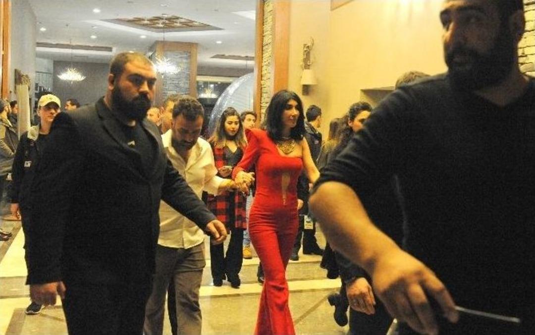 Hande Yener Gen&ccedil;lik Festivalinde Sahne Aldı