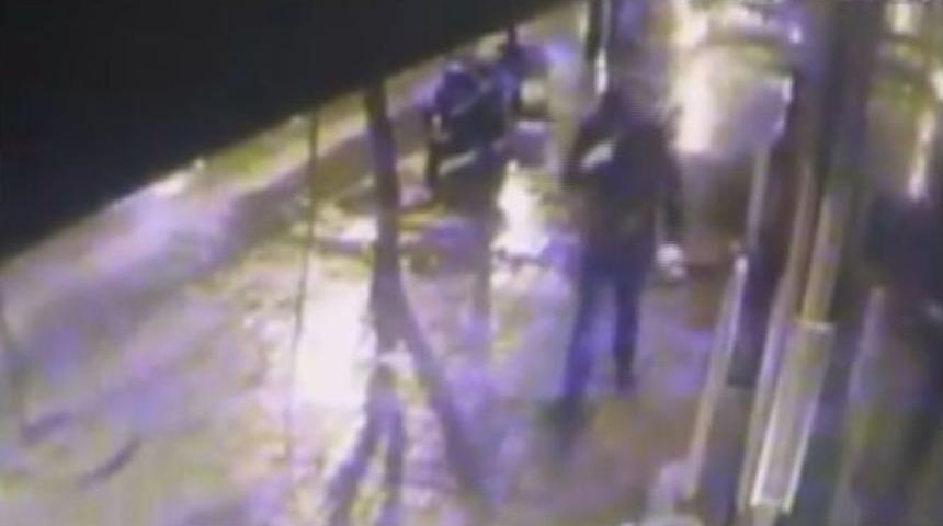 Eski &Ccedil;alıştığı D&uuml;kkanı Soydu, &Ouml;nce G&uuml;venlik Kamerasına Sonra Polise Yakalandı