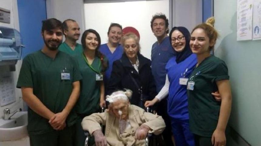 Sağlığına Kavuşan 105 Yaşındaki Hasta Taburcu Edildi