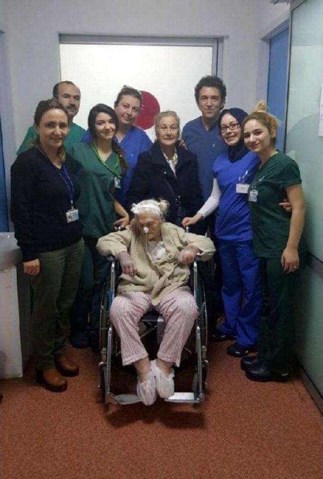 Sağlığına Kavuşan 105 Yaşındaki Hasta Taburcu Edildi