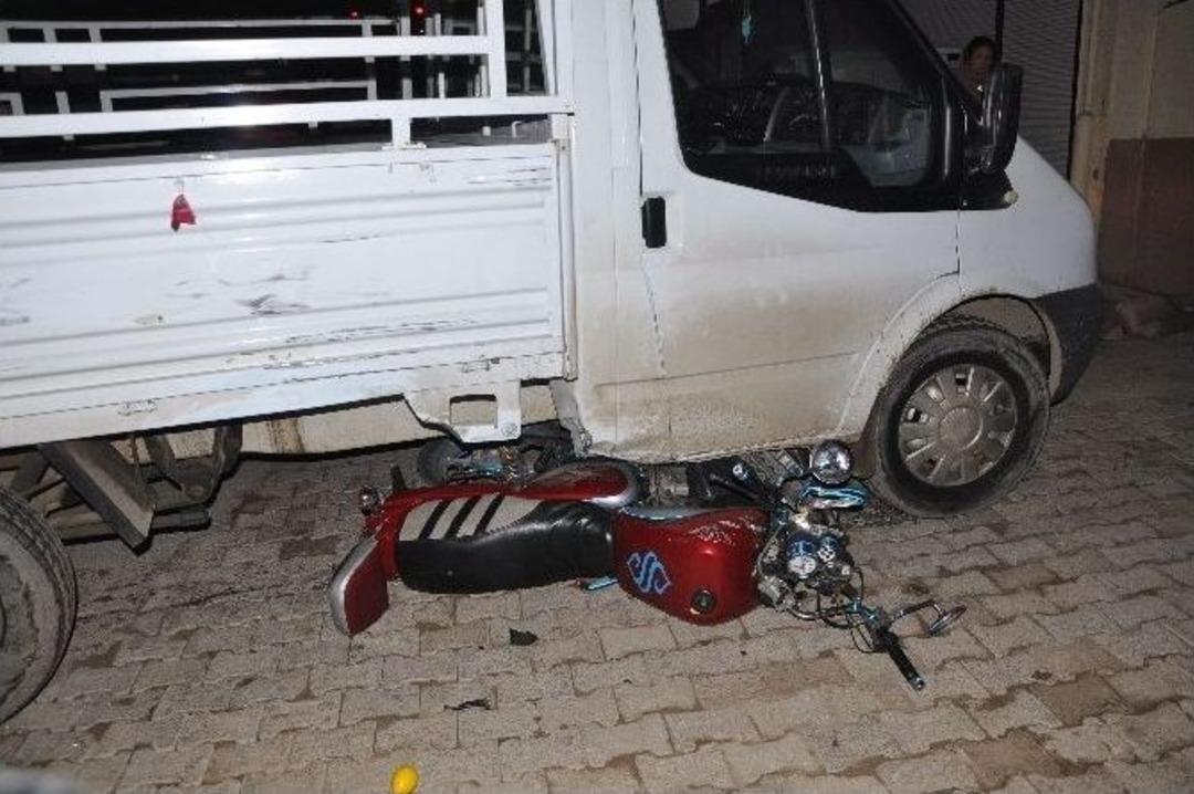İslahiye&rsquo;de Motosiklet Kamyonetin Altına Girdi