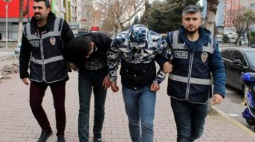 Otomobilden M&uuml;zik Seti &Ccedil;alan 2 Kişi Tutuklandı