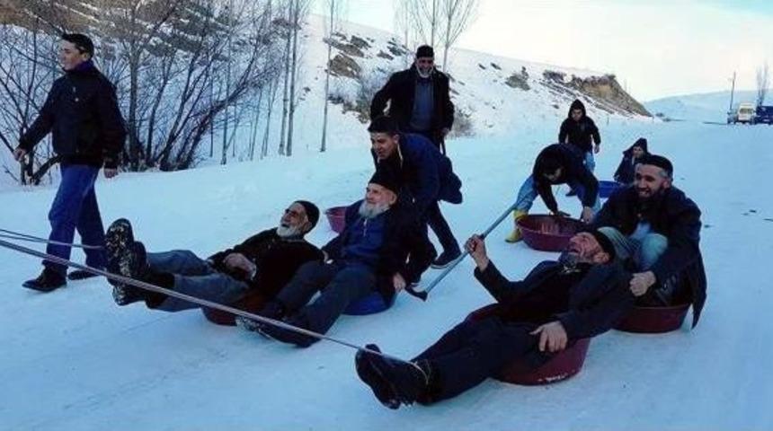 Dedeler Leğenlerle Kaydı