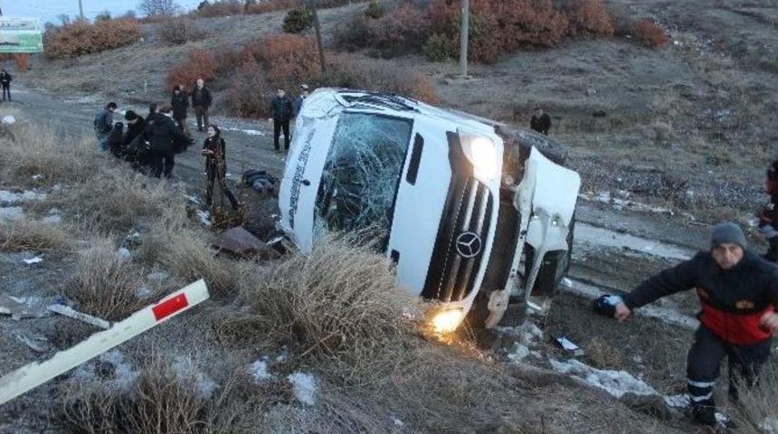 Tavşanlı&rsquo;da &Ouml;ğrenci Servisi Şarampole Yuvarlandı: 1 &Ouml;l&uuml;, 14 &Ouml;ğrenci Yaralı