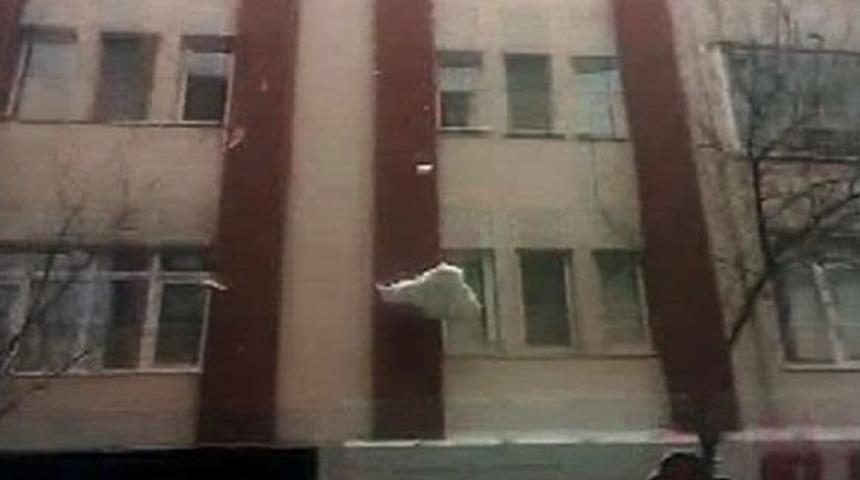 Kar K&uuml;tlesinin Altında Kalmaktan Son Anda Kurtuldu