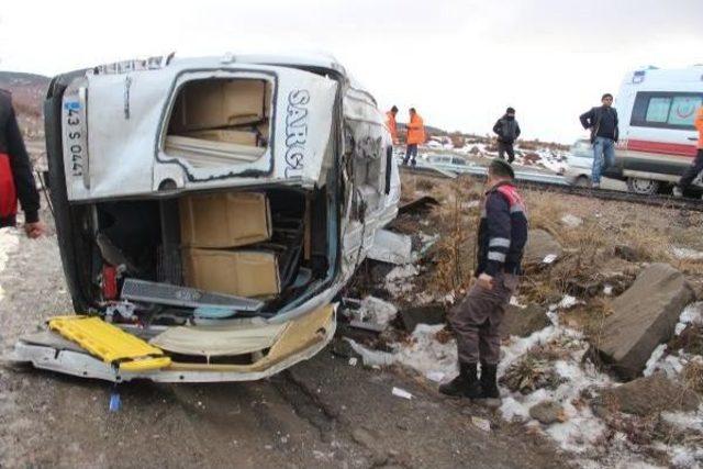 Servis Minibüsü Devrildi: Sürücü Öldü, 14 Öğrenci Yaralandı