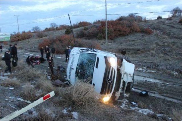 Servis Minibüsü Devrildi: Sürücü Öldü, 14 Öğrenci Yaralandı