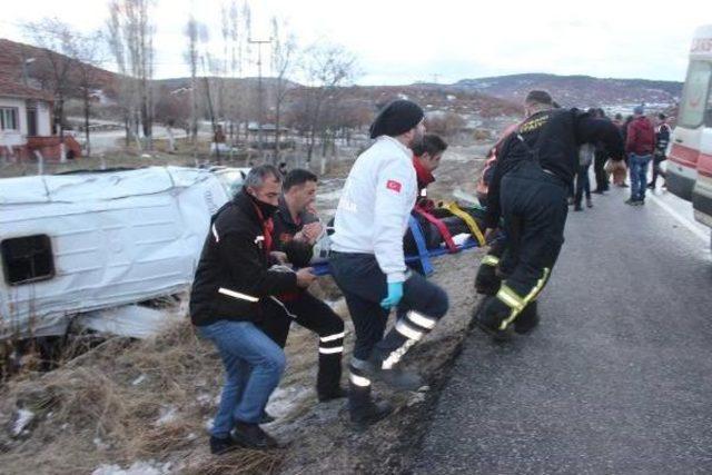 Servis Minibüsü Devrildi: Sürücü Öldü, 14 Öğrenci Yaralandı