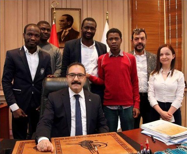 Afrikalı Öğrencilerden Rektör Gür’e Ziyaret