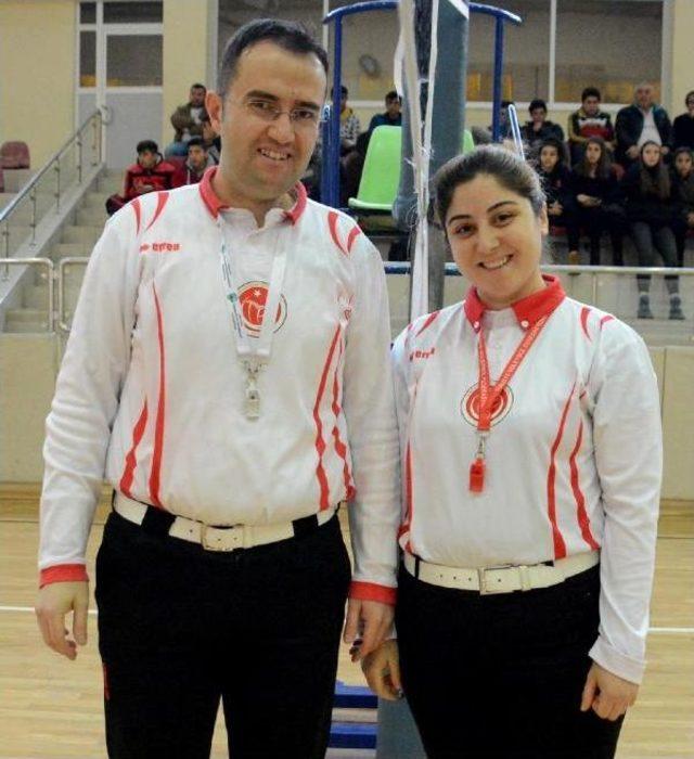 Hakem Karı-Koca Birlikte Voleybol Maçını Yönetti 1