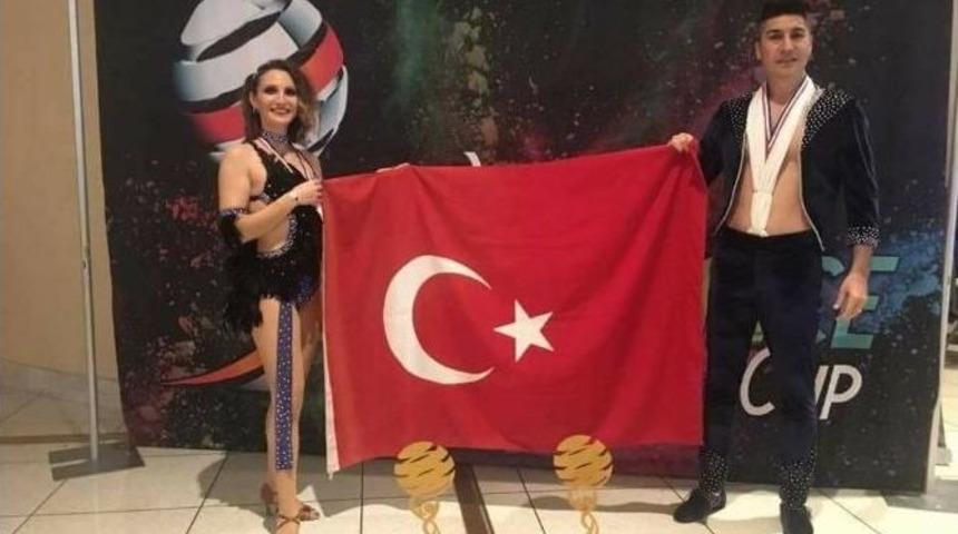 Ataşbak, D&uuml;nya Şampiyonu Dans&ccedil;ıları Kabul Etti