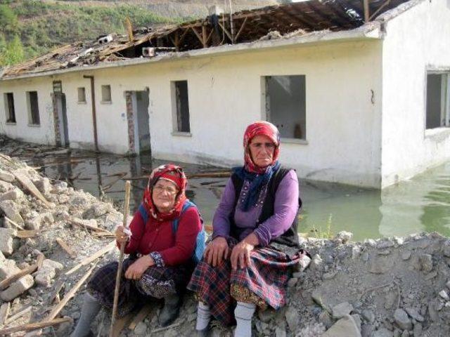 Bir Köy Baraj Suyu Altında Kaldı