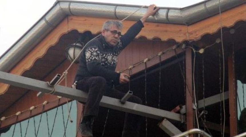 İşyerinin Yıkımına 'intihar' Tehtidiyle Direndi