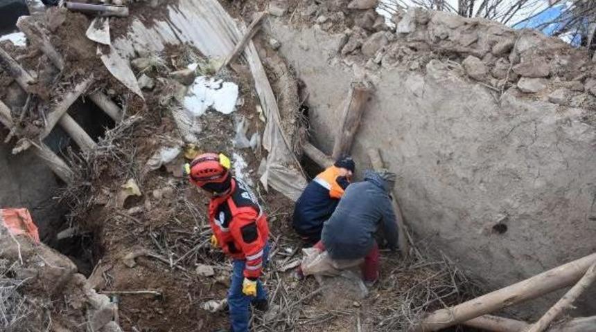 Aksaray'da Ağılın Tavanı &Ccedil;&ouml;kt&uuml;: 5 K&uuml;&ccedil;&uuml;kbaş Telef Oldu