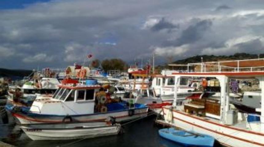 &Ccedil;eşme&rsquo;deki Balık&ccedil;ılar Barınaklarına &Ccedil;&ouml;z&uuml;m İstiyor