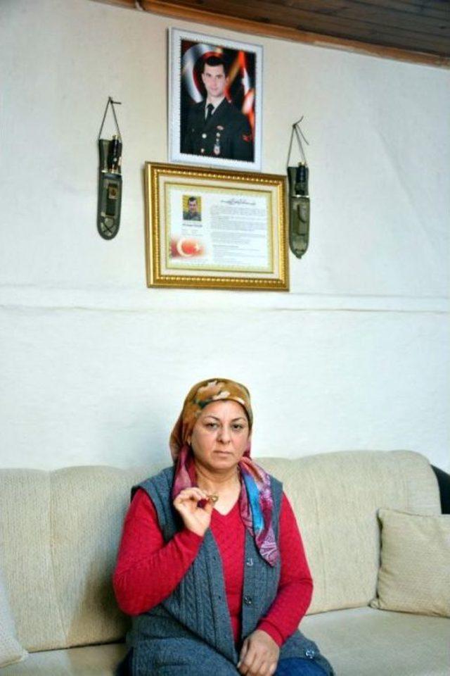 Şehit Oğlunun Nişan Yüzüğünü Boynunda Taşıyor 3