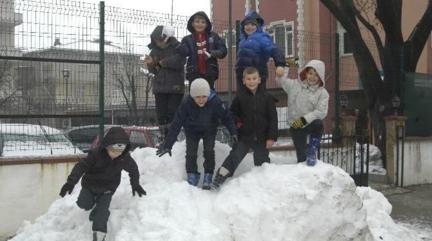 Tekirdağ&rsquo;da &Ouml;ğrencilerin Kartopu Eğlencesi
