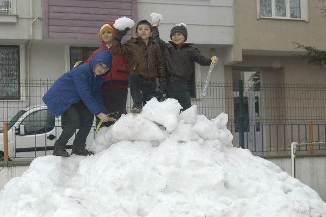 Tekirdağ&rsquo;da &Ouml;ğrencilerin Kartopu Eğlencesi 1