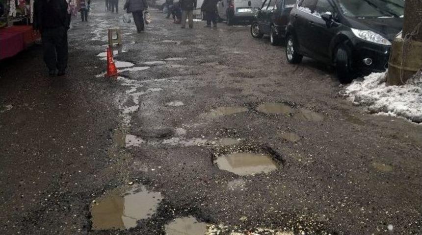 Kar Kalktı &Ccedil;ukurlar Ortaya &Ccedil;ıktı