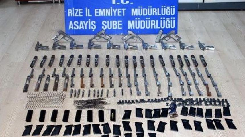 Otomobilde Parçalara Ayrılmış 20 Tabanca Bulundu