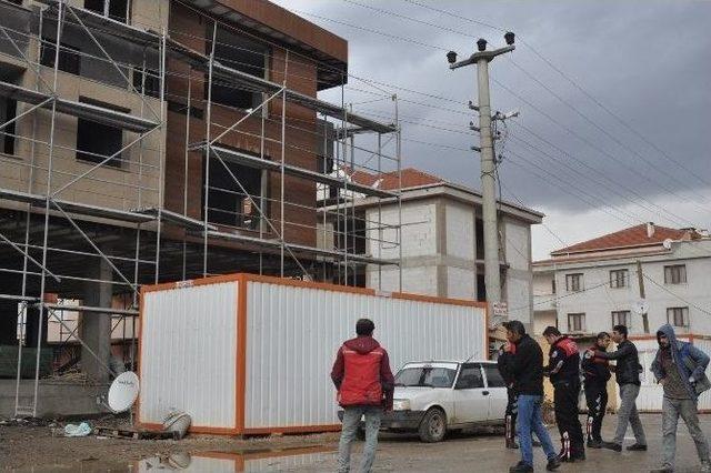 Elektrik Akımına Kapılan İşçi 3. Kattan Düşerek Ağır Yaralandı