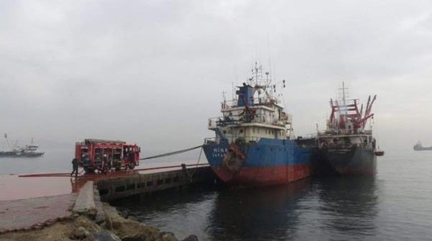 İskeleye Bağlı Gemide Yangın