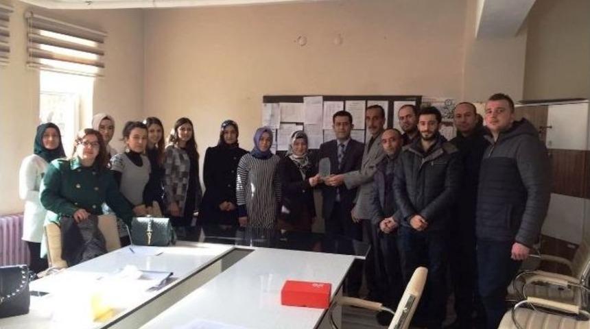 Okul Aile Birliğinden Kaymakama Teşekk&uuml;r Plaketi