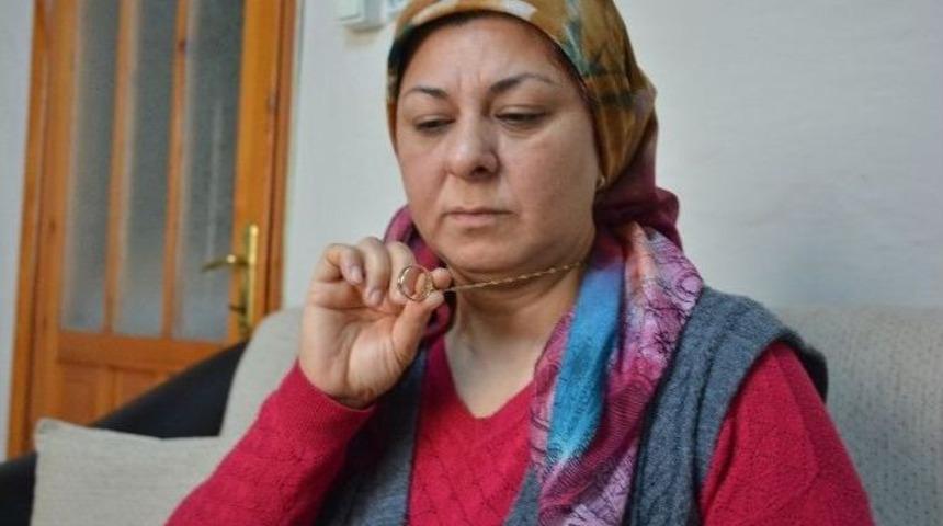 Şehit Annesi Oğlunun Y&uuml;z&uuml;ğ&uuml;n&uuml; Boynunda Taşıyor