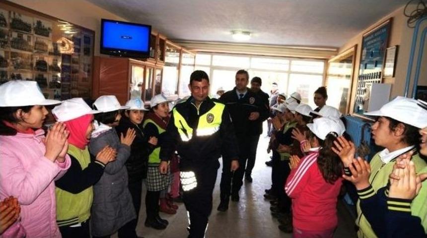 &Ouml;ğrencilerden Polis Ve Askerlere Anlamlı Destek
