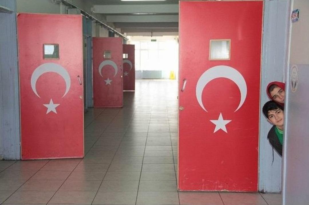 Okulda Kapılar T&uuml;rk Bayrakları Ve 15 Temmuz Kahramanları İle S&uuml;slendi