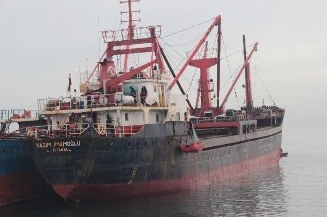 Maltepe&rsquo;de İskeleye Bağlı Gemide &Ccedil;ıkan Yangın Korkuttu